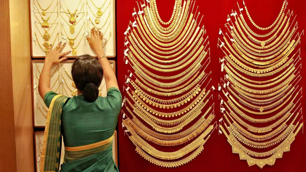 Gold prices come under pressure on higher US inflation